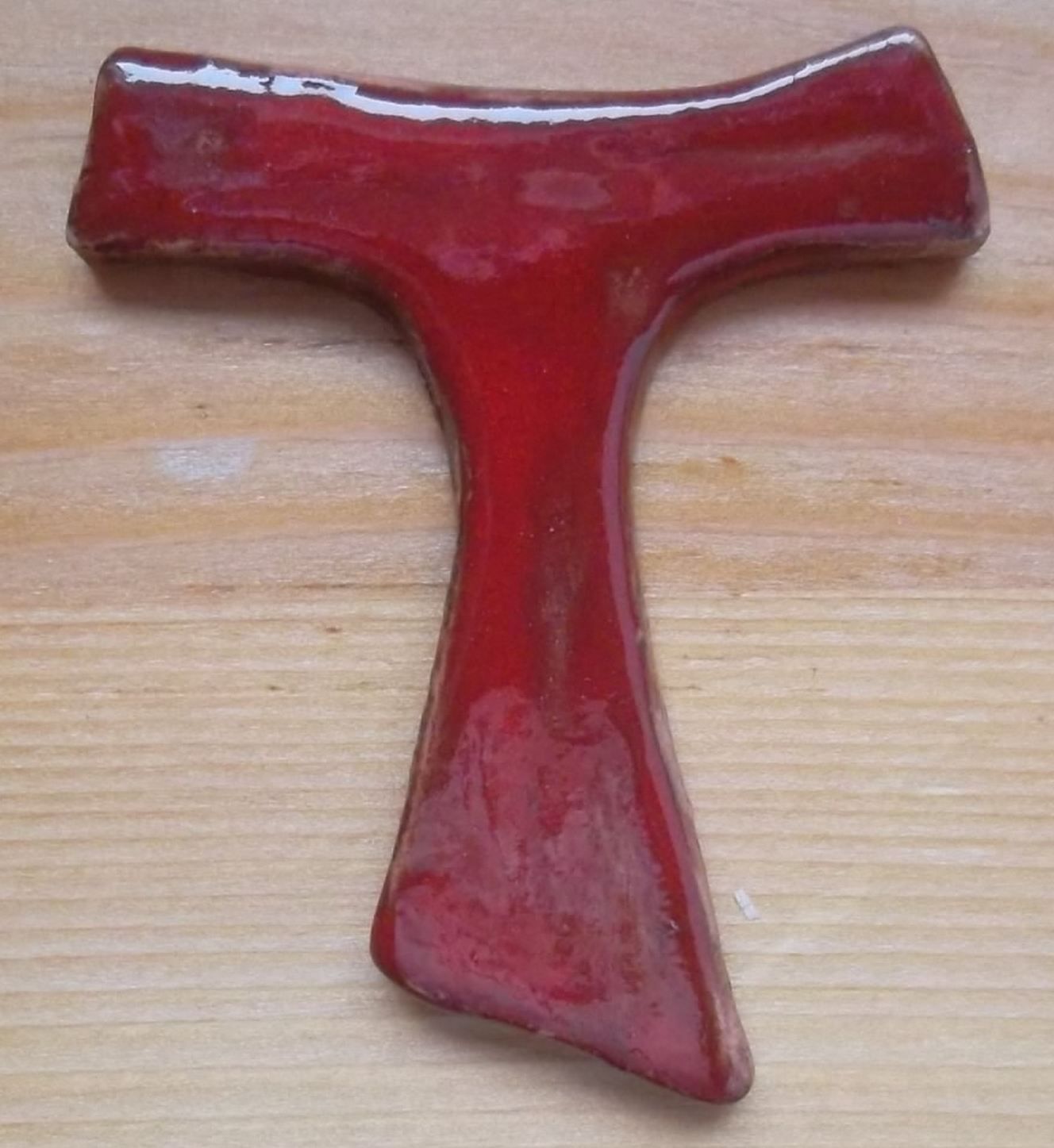 Tau franciscain en terre cuite émaillée. Artisanat monastique par les  soeurs clarisses de Cormontreuil.